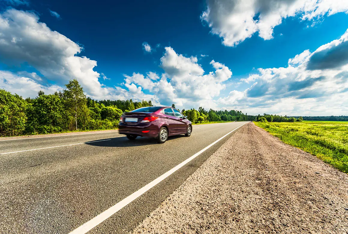 Автомобиль на загородной дороге для поездки на отдых